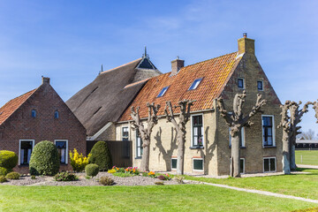 Fototapeta na wymiar Traditional Frisian farm house in Sondel