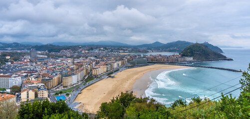 Obraz premium Panoramic view of the city of San Sebastian from Mount Ulia, Gipuzkoa. Basque Country