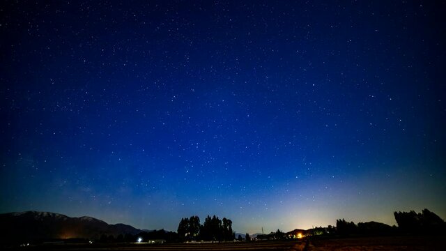 山から昇る天の川　星空の動き　タイムラプス