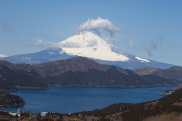 初春の富士山と芦ノ湖の風景。大観山から。