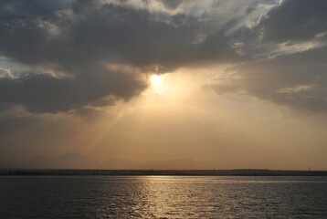 Obraz premium Beautiful sunset view and ocean view in the evening