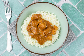 morceaux de poulet butter chicken dans un plat