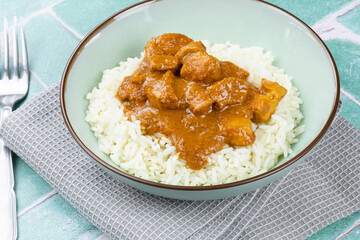 morceaux de poulet butter chicken dans un plat