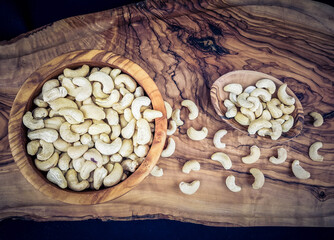 Cashewkerne auf Olivenholz