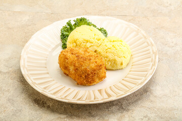 Crispy chicken cutlet with mashed potato