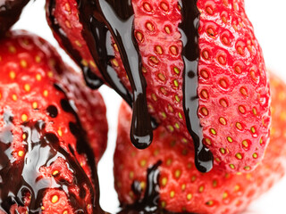 Detalle de fresas con gotas de chocolate por encima