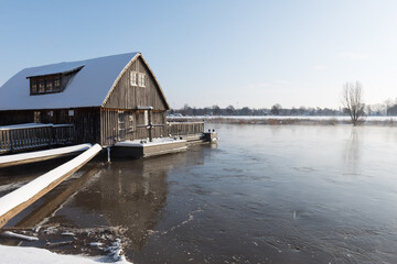 Die Schiffmühle in Minden im Winter mit Hochwasser