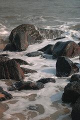 Naklejka premium Sea waves through rocks