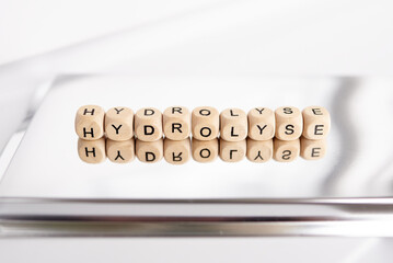 Word hydrolyse by wooden cubes