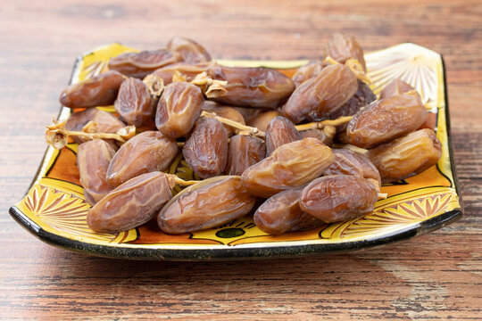 dattes branch&eacute;es deglet nour dans un plat	
