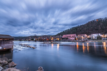 Staustufe und Wasserwehr des Fluss Regen in Markt Regenstauf in der Oberpfalz im Zwielicht zur...