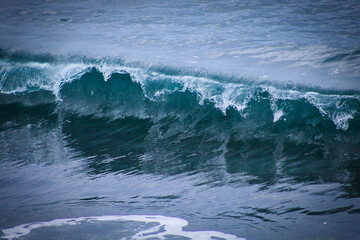 Ola rompiendo congelada