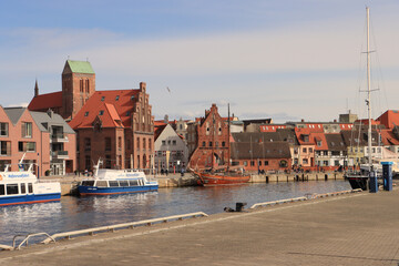 Hansestadt Wismar; Alter Hafen mit Nikolaikirche, Zollhaus und Wassertor