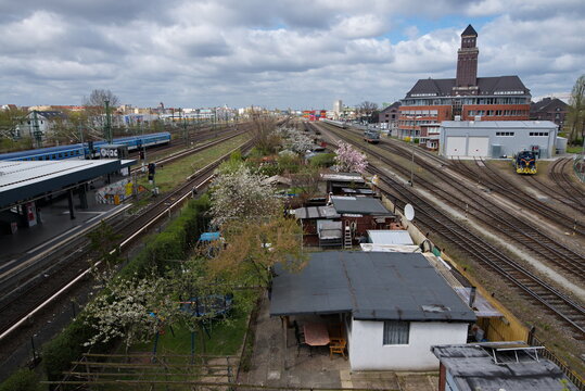 Kleing&auml;rten zwischen den Gleisen am Bahnhof Westhafen in Berlin