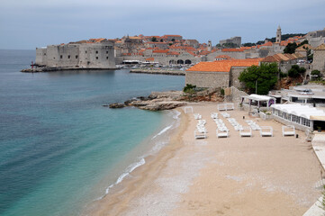 Playa Banje y vista deñ centro histórico de Dubrovnik en Croacia

