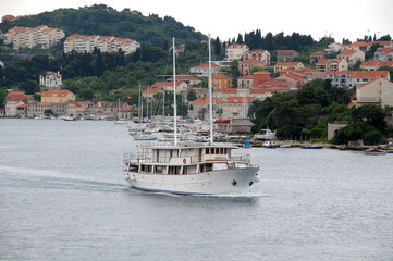 Barco velero entrando a la bah&iacute;a de Dubrovnik en Croacia