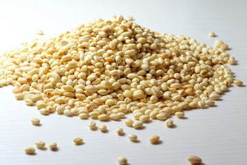 山盛りにしたもち麦