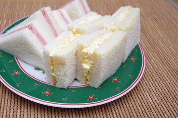 ハムサンドと卵サンド