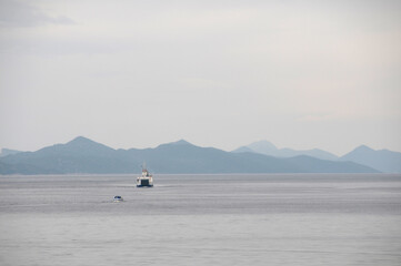 Paisaje con niebla en la costa de Dubrovnik, Croacia