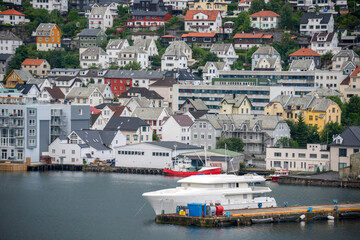 Paisaje urbano en el puerto de Bergen, costa de Noruega