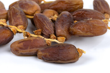 dates branchées isolé sur un fond blanc