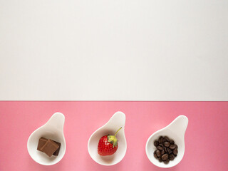 スプーンに乗ったチョコ、いちご、コーヒー豆