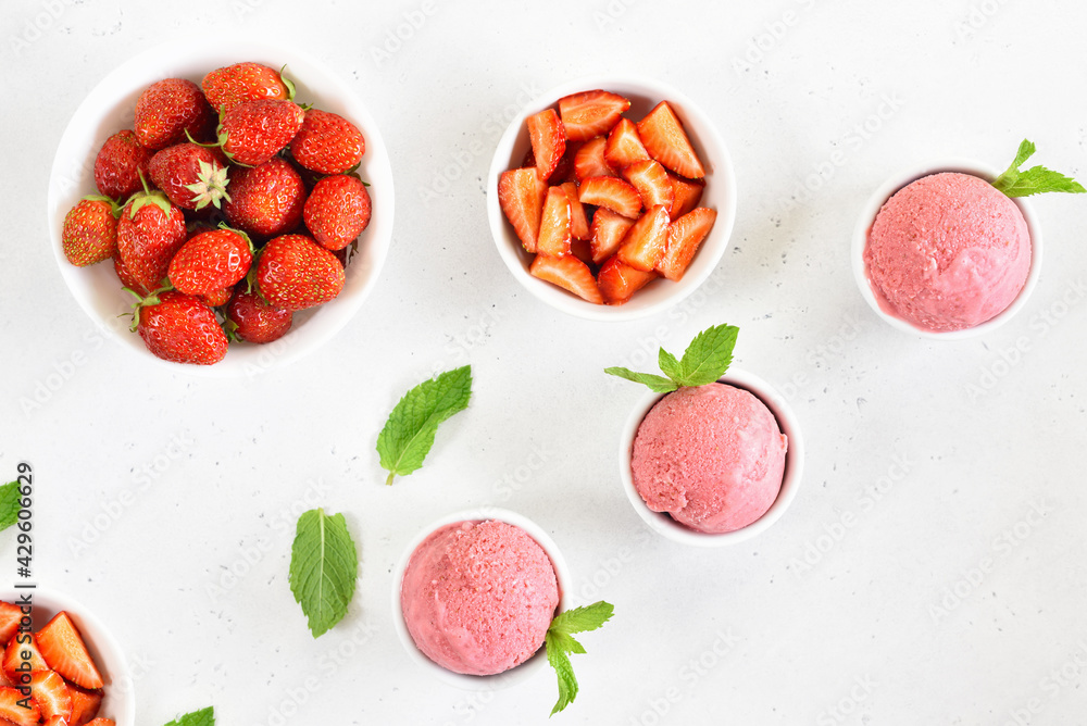 Wall mural Strawberry ice cream scoop in bowl