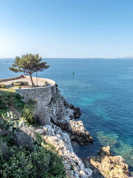Chemin de rochers en bord de mer &agrave; Nice avec un kiosque et un pin maritime