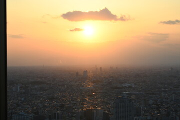 Fototapeta premium 夕焼け 西日 一日の終わり 高層ビル