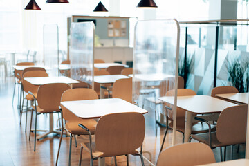 アクリル板が設置された飲食店