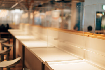 アクリル板が設置された飲食店