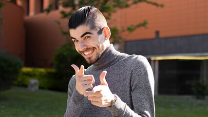 Joven emprendedor sonriendo, Joven emprendedor lleno de confianza. Joven sonríe a cámara. Persona...