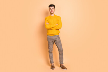 Photo portrait full body view of confident man with folded arms isolated on pastel beige colored background
