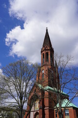Die Emmauskirche in Berlin-Kreuzberg bei Sonnenschein