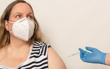 Frau wird mit dem Impfstoff COVID-19 Vaccine geimpft