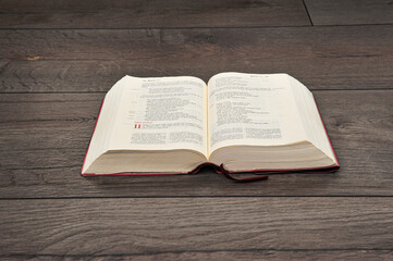 Obraz premium biblia y rosario.