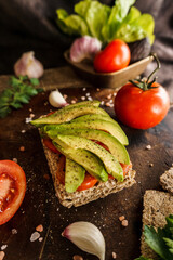 Wholemeal bread with tomato slices and avocado