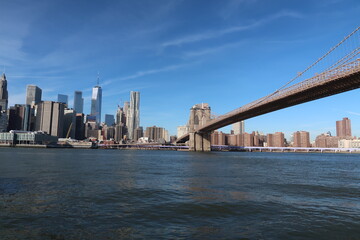 Fototapeta na wymiar Brooklyn Bridge in New York mit blauem Himmel und Wasser