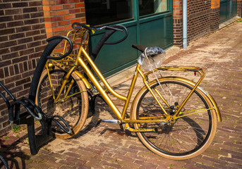 Fototapeta na wymiar Close up of a gold colored bicycle 