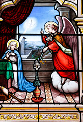 Aankondiging van de engel Sint-Michiel, glasraam in de kerk Saint Seine in Corbigny, Bourgondië