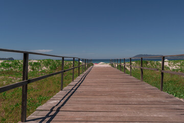 Fototapeta na wymiar ponte de madeira que leva a praia do forte, cabo frio