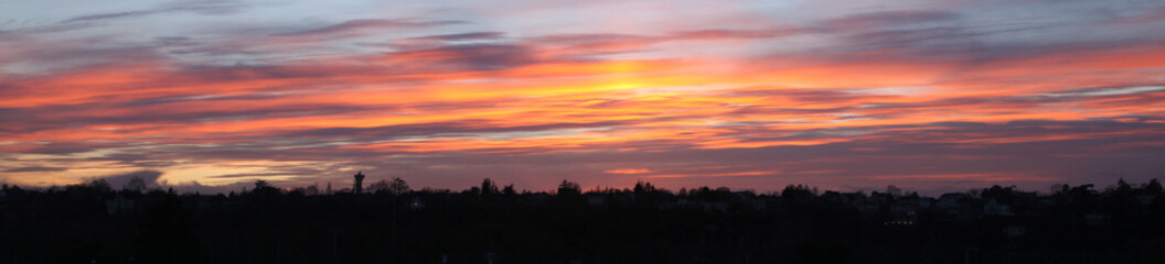 Fototapeta na wymiar Vue panoramique de ville au coucher du soleil