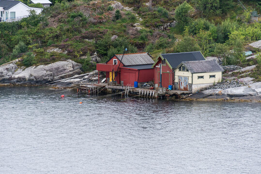 Casas y embarcaderos de madera en los fiordos noruegos