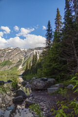 Obraz premium Avalanche Lake and surrounding mountain range at Glacier National Park