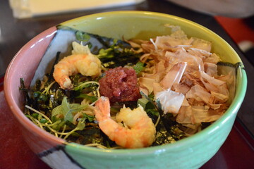 手打ちそば。梅干し。海老の天ぷら。陶器のお碗。。
