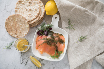 Gravlax Graved Lachs, ein roh gebeizter Fisch mit Dill auf Platte mit Hovmästarsås Senf Soße,...