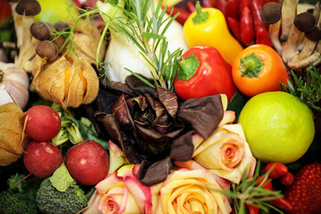 Fototapeta na wymiar Tipi differenti di verdure e frutta fresche