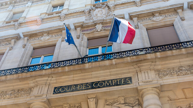 Paris, France - 23 avril 2021: Vue ext&eacute;rieure du b&acirc;timent de la Cour des Comptes, juridiction fran&ccedil;aise charg&eacute;e notamment de contr&ocirc;ler la r&eacute;gularit&eacute; des comptes de l'&eacute;tat et des organismes publics