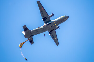 Avion militaire, largage de parachutistes 
