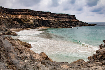 Wulkaniczna zatoka na wyspie kanaryjskiej, Fuerteventura. Pochmurne niebo